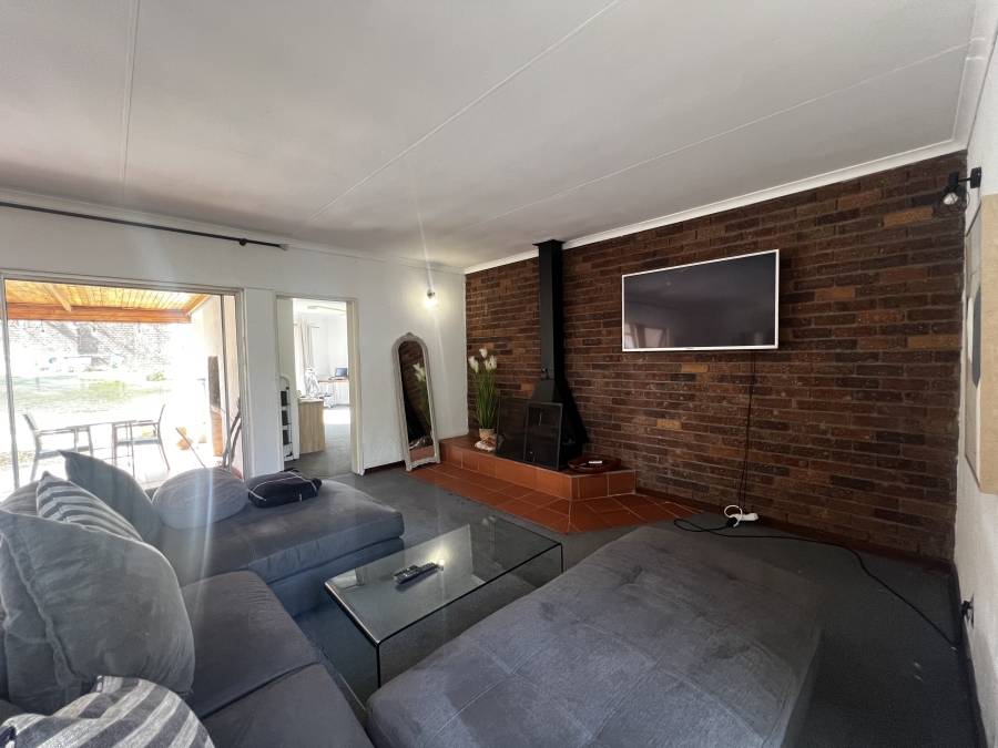 To Let 4 Bedroom Property for Rent in Vorna Valley Gauteng