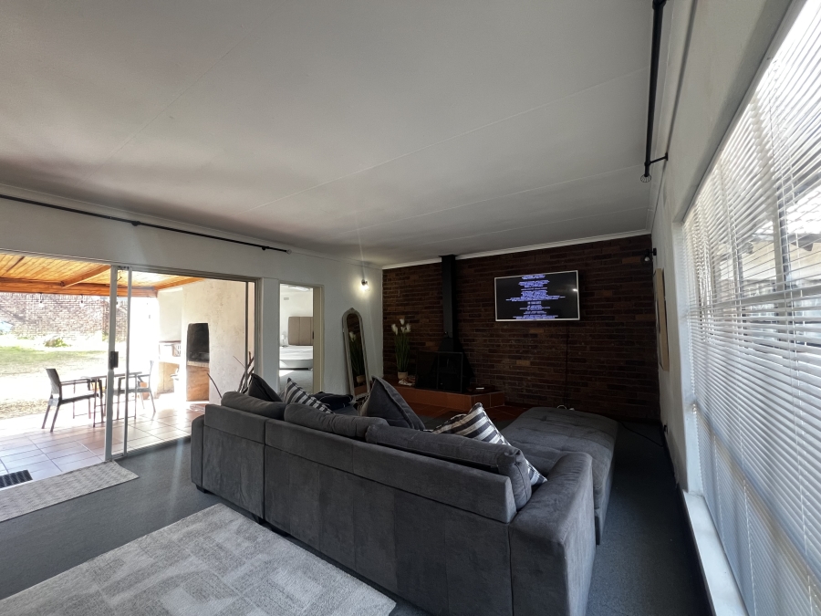 To Let 4 Bedroom Property for Rent in Vorna Valley Gauteng