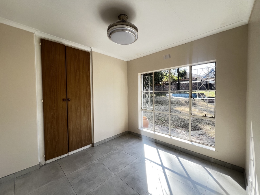 To Let 4 Bedroom Property for Rent in Vorna Valley Gauteng