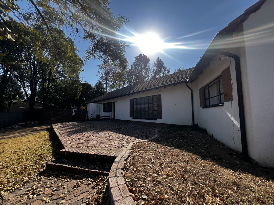 To Let 4 Bedroom Property for Rent in Vorna Valley Gauteng