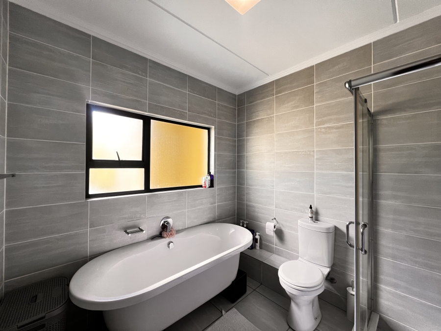 3 Bedroom Property for Sale in Waterfall Gauteng