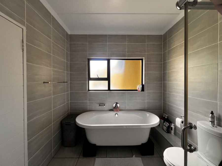 3 Bedroom Property for Sale in Waterfall Gauteng