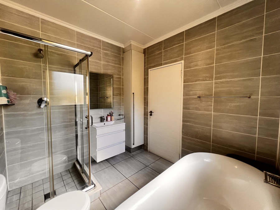 3 Bedroom Property for Sale in Waterfall Gauteng