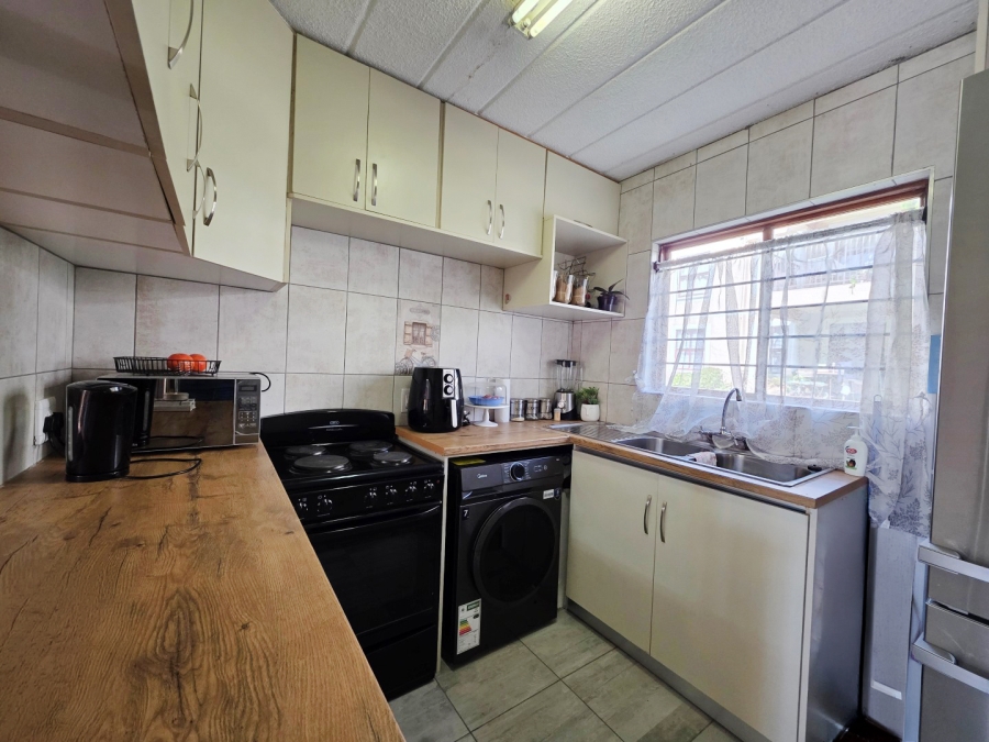 2 Bedroom Property for Sale in Robindale Gauteng