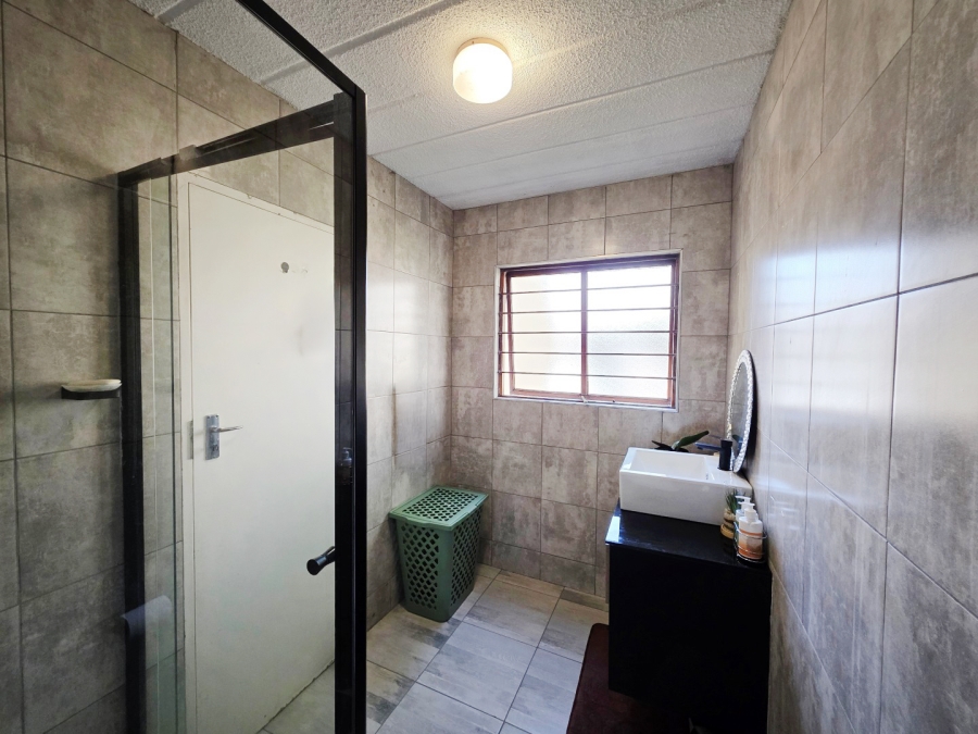 2 Bedroom Property for Sale in Robindale Gauteng