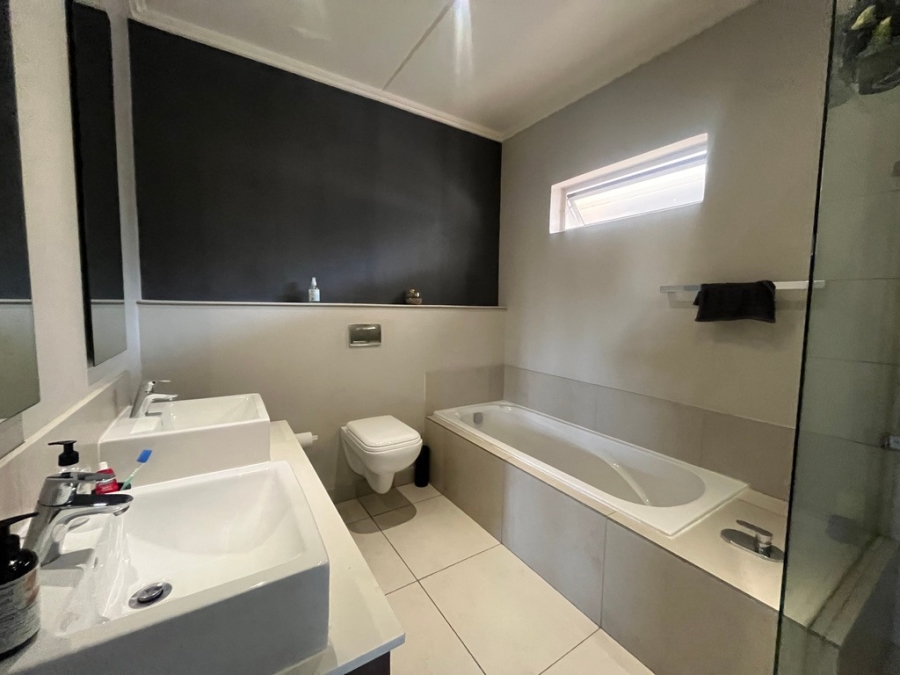 To Let 2 Bedroom Property for Rent in Sandown Gauteng