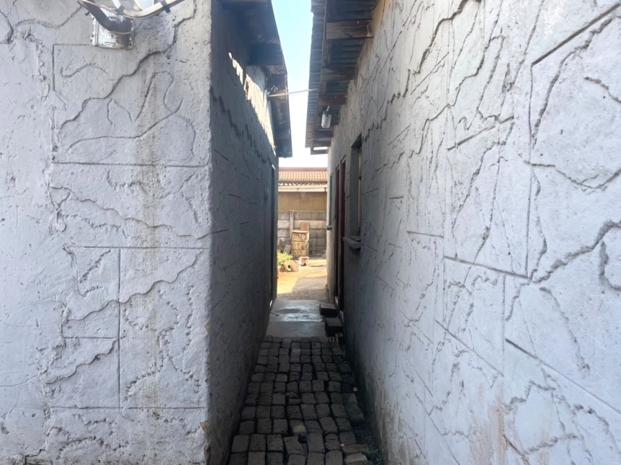 5 Bedroom Property for Sale in Mabuya Park Gauteng