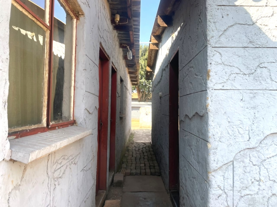 5 Bedroom Property for Sale in Mabuya Park Gauteng