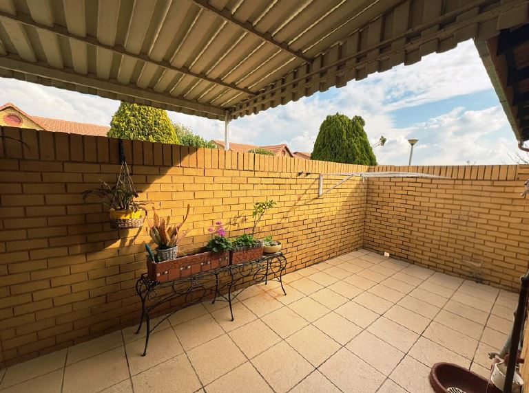 To Let 2 Bedroom Property for Rent in Wilro Park Gauteng