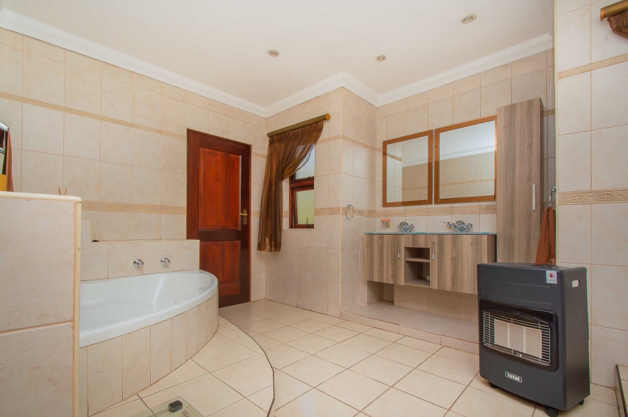 4 Bedroom Property for Sale in Little Falls Gauteng