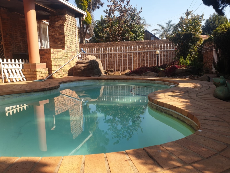 3 Bedroom Property for Sale in Rooihuiskraal North Gauteng