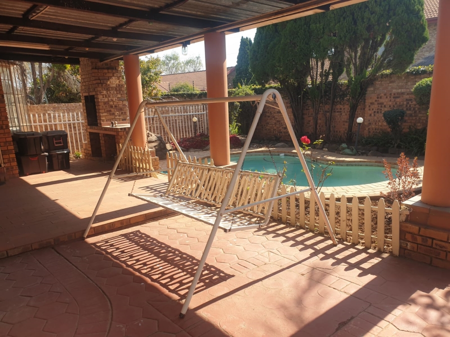 3 Bedroom Property for Sale in Rooihuiskraal North Gauteng