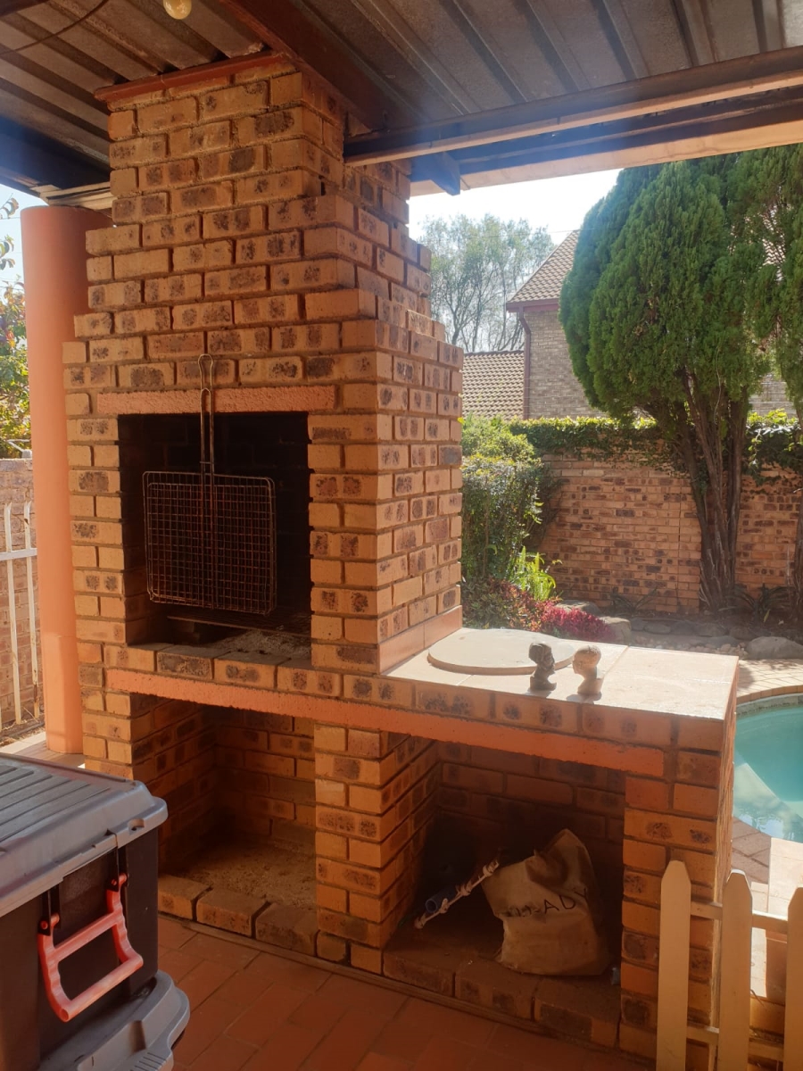 3 Bedroom Property for Sale in Rooihuiskraal North Gauteng