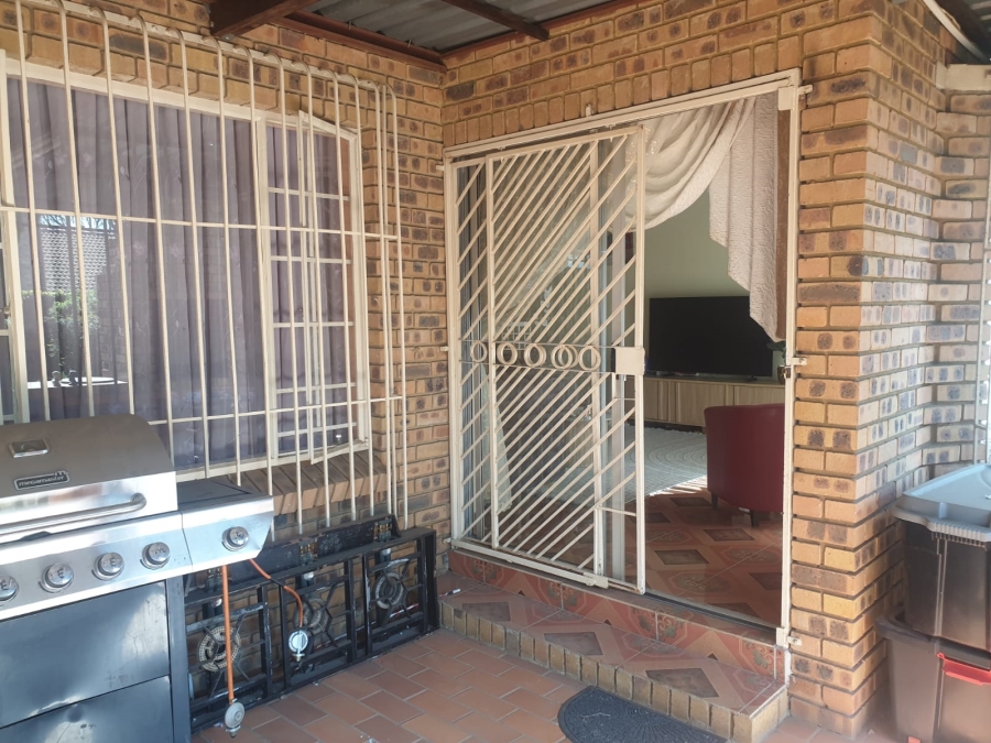 3 Bedroom Property for Sale in Rooihuiskraal North Gauteng