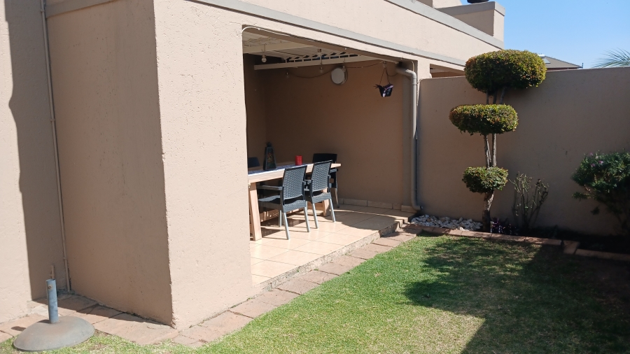 2 Bedroom Property for Sale in Bardene Gauteng