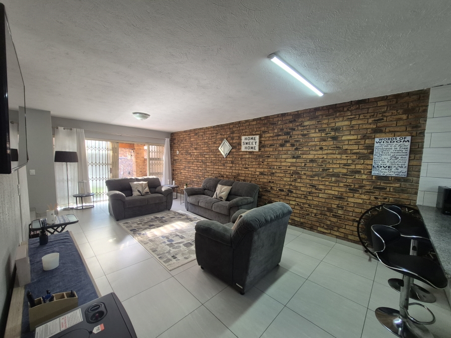 2 Bedroom Property for Sale in Brackenhurst Gauteng