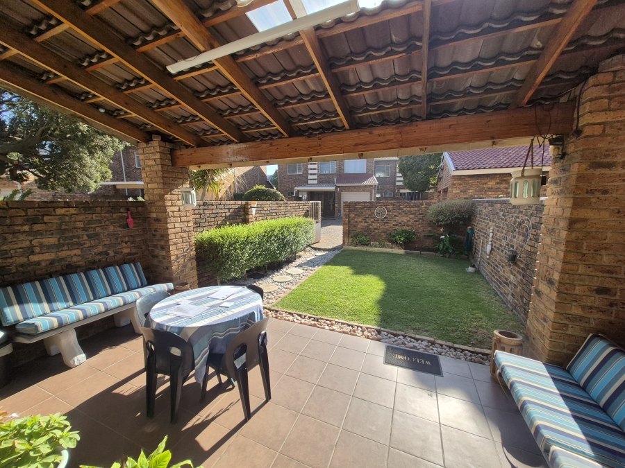2 Bedroom Property for Sale in Brackenhurst Gauteng