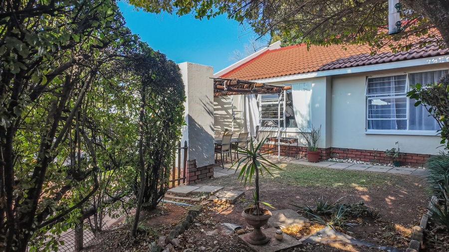 2 Bedroom Property for Sale in Magaliessig Gauteng