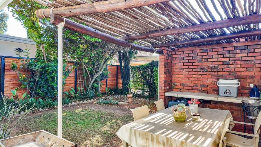 2 Bedroom Property for Sale in Magaliessig Gauteng