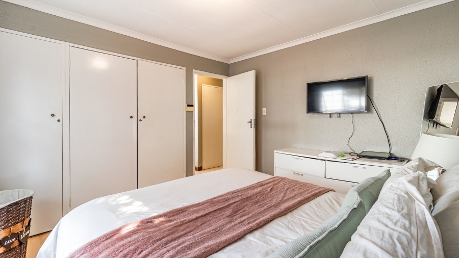 2 Bedroom Property for Sale in Magaliessig Gauteng