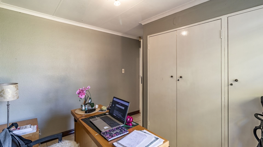 2 Bedroom Property for Sale in Magaliessig Gauteng