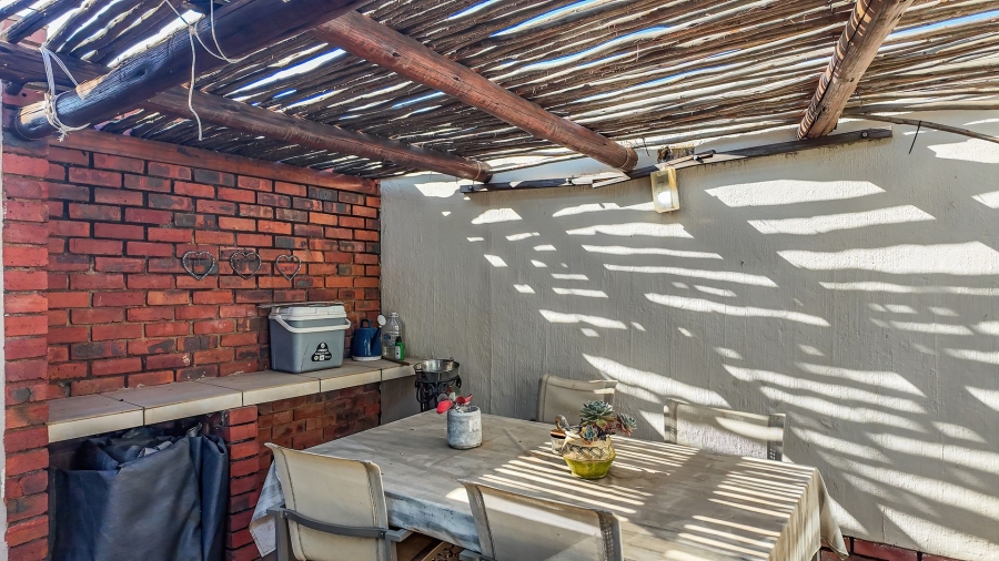 2 Bedroom Property for Sale in Magaliessig Gauteng