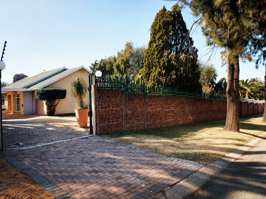 3 Bedroom Property for Sale in Brackendowns Gauteng