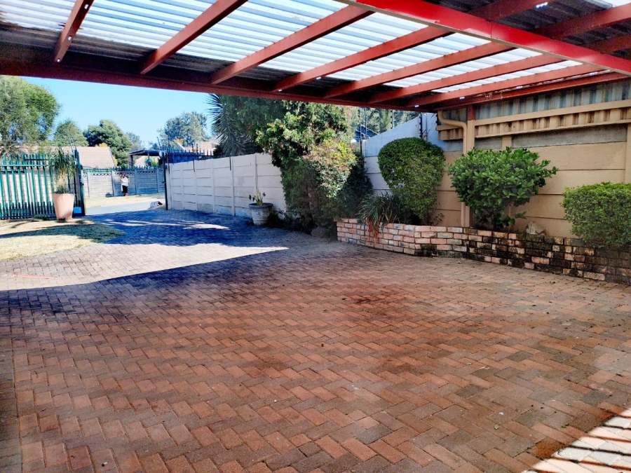 3 Bedroom Property for Sale in Brackendowns Gauteng