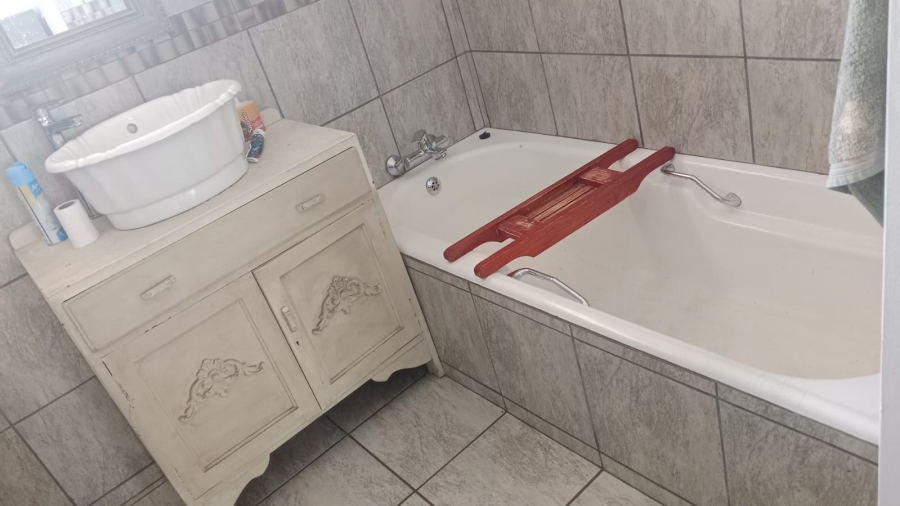 To Let 4 Bedroom Property for Rent in Vanderbijlpark SW 5 Gauteng