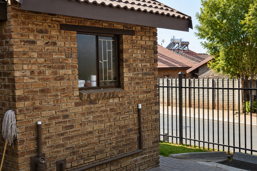 2 Bedroom Property for Sale in Olievenhoutbosch Gauteng