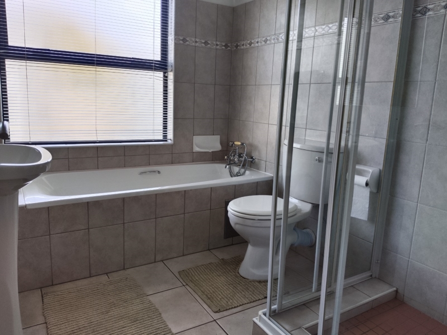 To Let 2 Bedroom Property for Rent in Magaliessig Gauteng