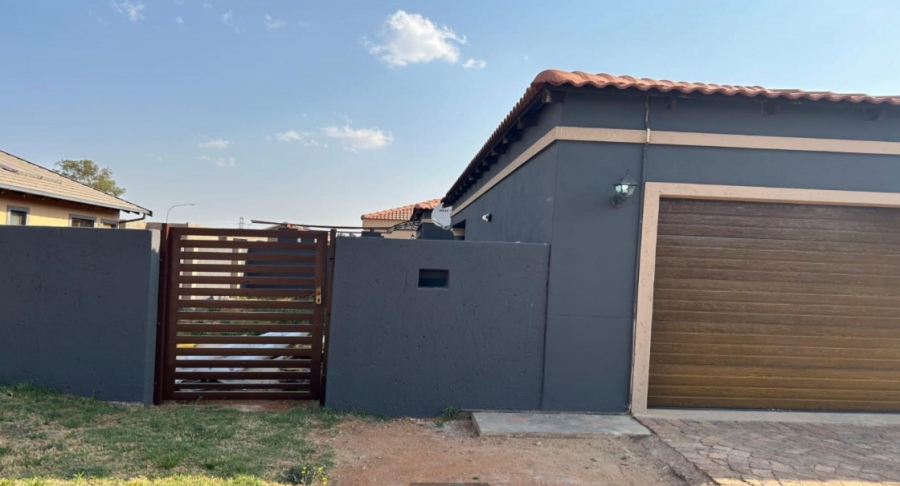 3 Bedroom Property for Sale in Strubenvale Gauteng
