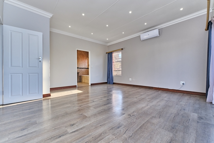 4 Bedroom Property for Sale in Helderkruin View Gauteng