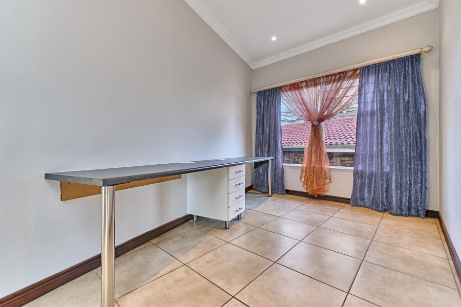 4 Bedroom Property for Sale in Helderkruin View Gauteng