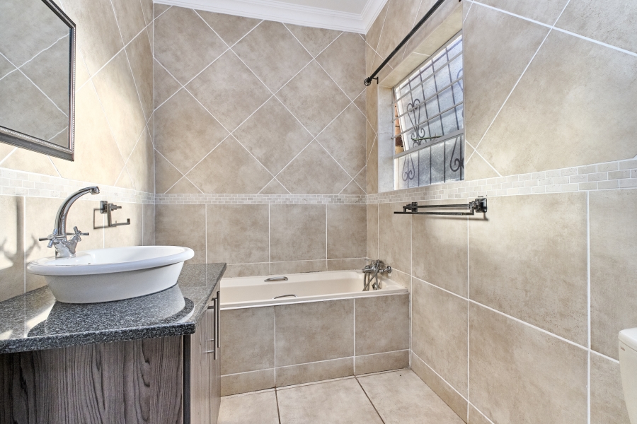 4 Bedroom Property for Sale in Helderkruin View Gauteng