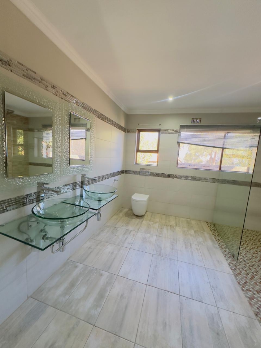 To Let 4 Bedroom Property for Rent in Vorna Valley Gauteng