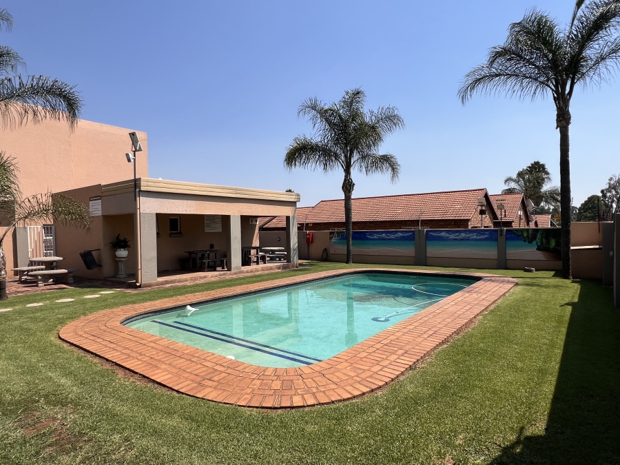 To Let 2 Bedroom Property for Rent in Randhart Gauteng