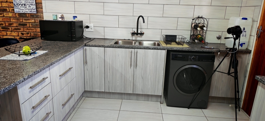 2 Bedroom Property for Sale in Brackenhurst Gauteng
