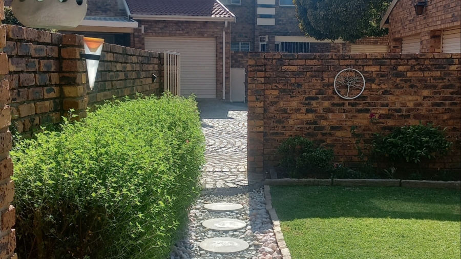 2 Bedroom Property for Sale in Brackenhurst Gauteng