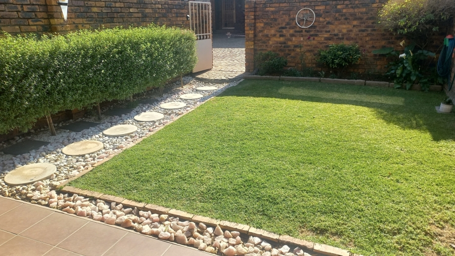2 Bedroom Property for Sale in Brackenhurst Gauteng