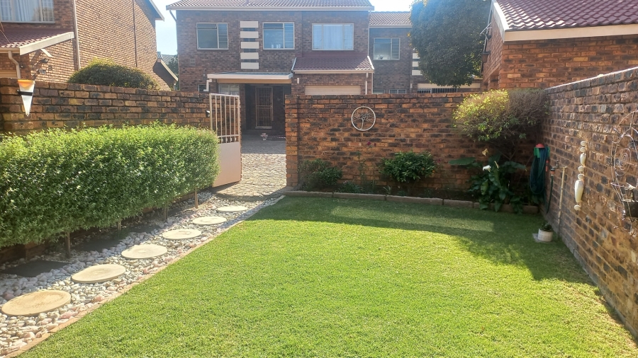 2 Bedroom Property for Sale in Brackenhurst Gauteng