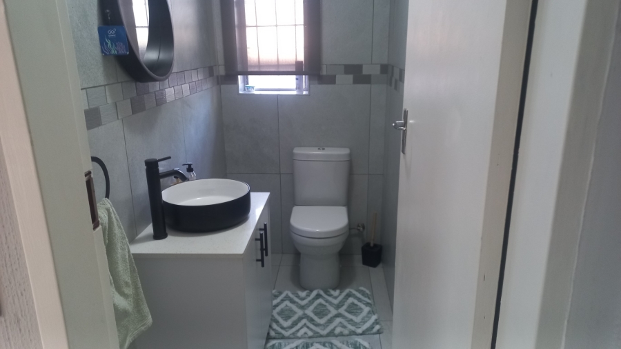2 Bedroom Property for Sale in Brackenhurst Gauteng