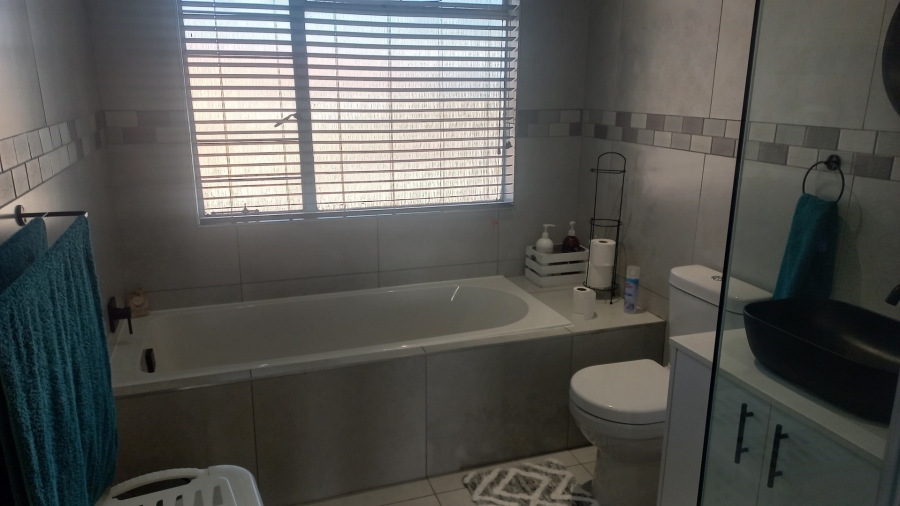 2 Bedroom Property for Sale in Brackenhurst Gauteng