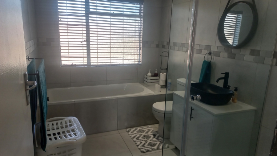 2 Bedroom Property for Sale in Brackenhurst Gauteng