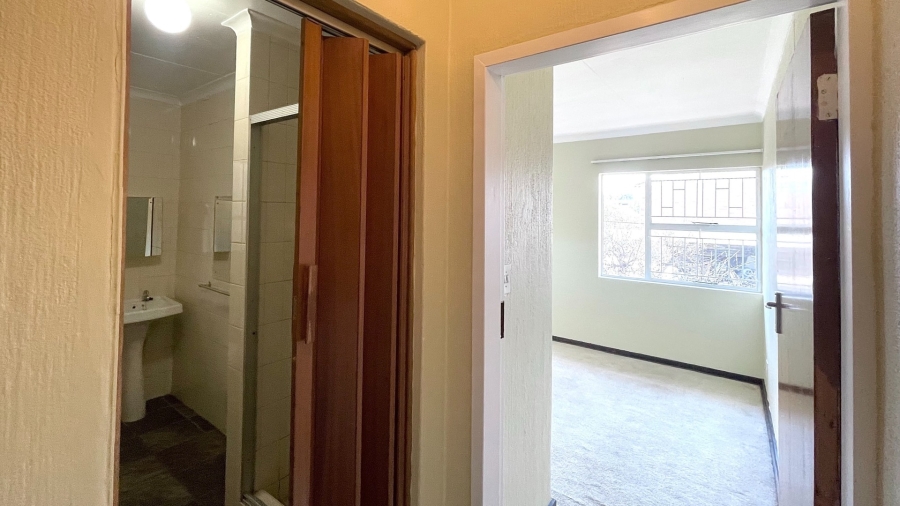 1 Bedroom Property for Sale in Linden Gauteng