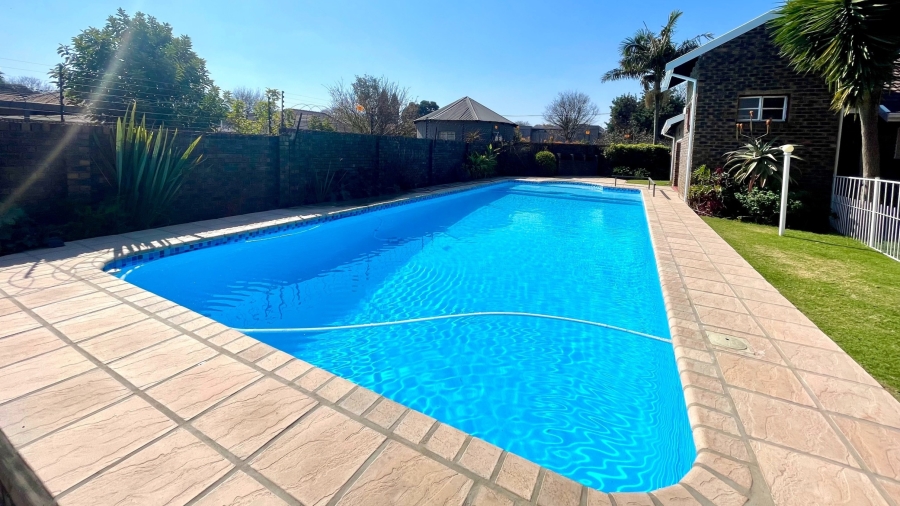 1 Bedroom Property for Sale in Linden Gauteng
