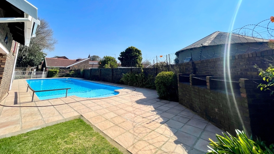 1 Bedroom Property for Sale in Linden Gauteng