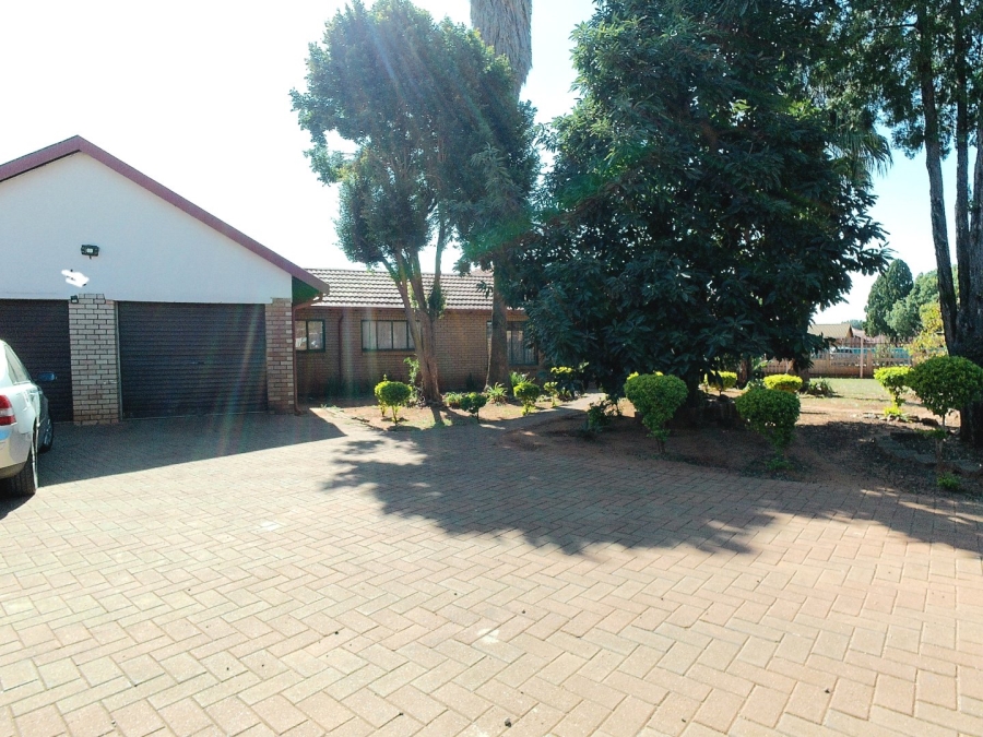 5 Bedroom Property for Sale in The Orchards Gauteng