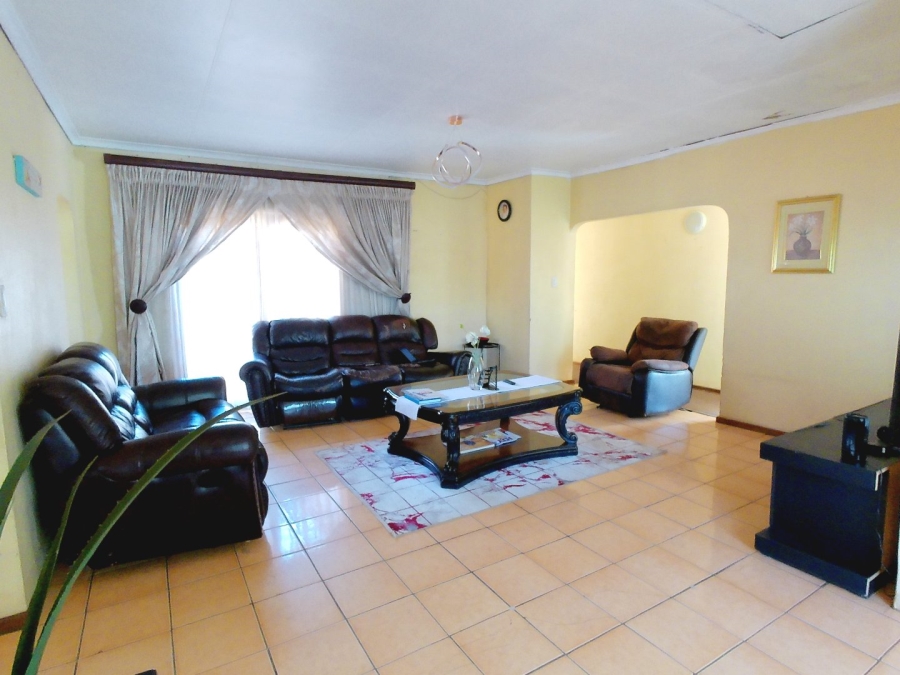 5 Bedroom Property for Sale in The Orchards Gauteng