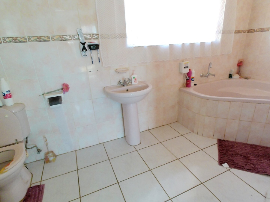 5 Bedroom Property for Sale in The Orchards Gauteng